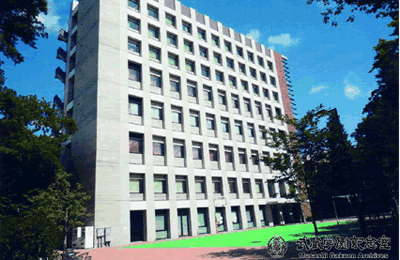大学10号館（2007年落成。１階は学生生活課、大学保健室。２階以上は学生関係施設）