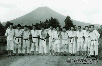 部活動 柔道部・右端は鍬守尊邦先生