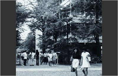 学生会館（1970年落成。１階は大学保健室、大学生協。2007年解体）