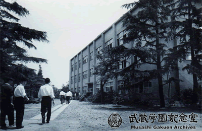 大学校舎 （新館、1953年落成。1959年以後大学２号館。2000年解体）