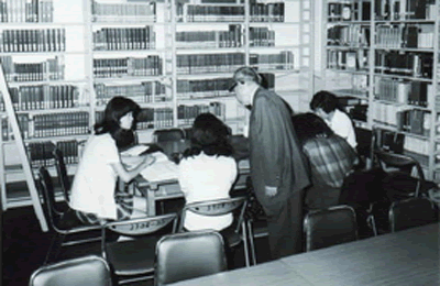 ゼミナール 本館（現３号館）での経済学部のゼミ（1950年代）