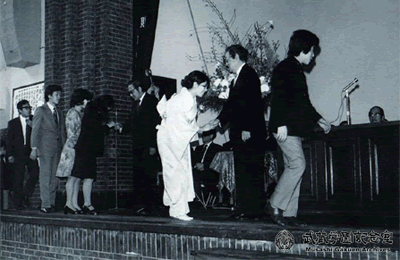 第１回卒業式 1973年以後、卒業生は学長・学部長と握手をして卒業していった。